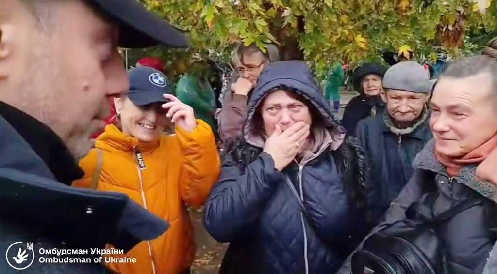 Evacuees from Oleshky crossing into Ukrainian-held territory